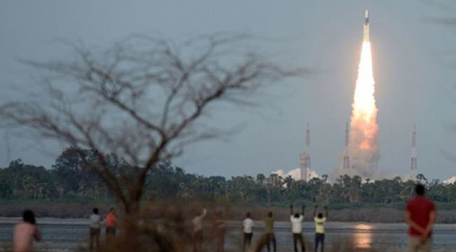 Hindistan en ağır roketini uzaya fırlattı