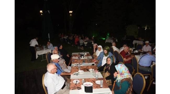 Vali Demirtaş, huzurevi sakinleriyle bir araya geldi