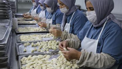 100 kadına iş verdi