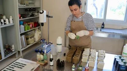 Aromatik bitki yetiştirip, kozmetik sektörüne üretim yapıyor